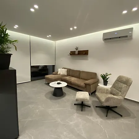 Mall View Modern Penthouse דירה