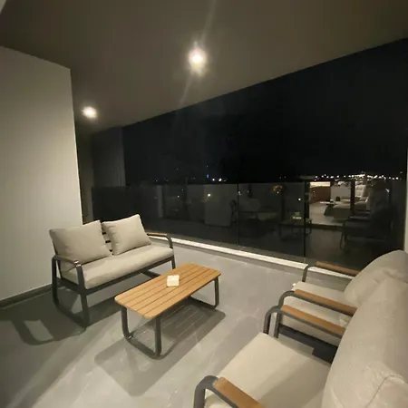 Mall View Modern Penthouse דירה *