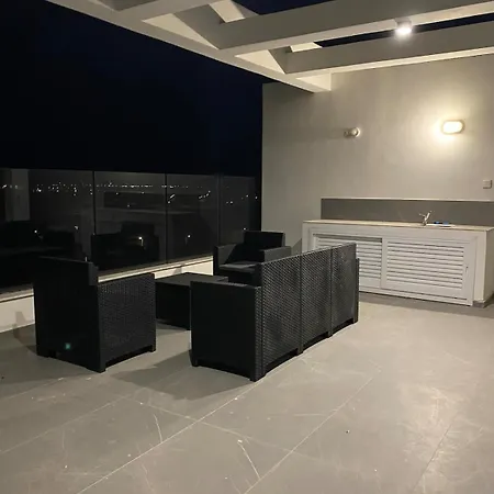 Mall View Modern Penthouse לרנקה