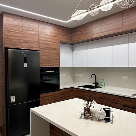 Mall View Modern Penthouse דירה