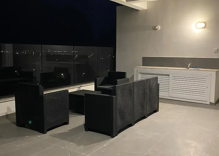 Mall View Modern Penthouse Larnaca